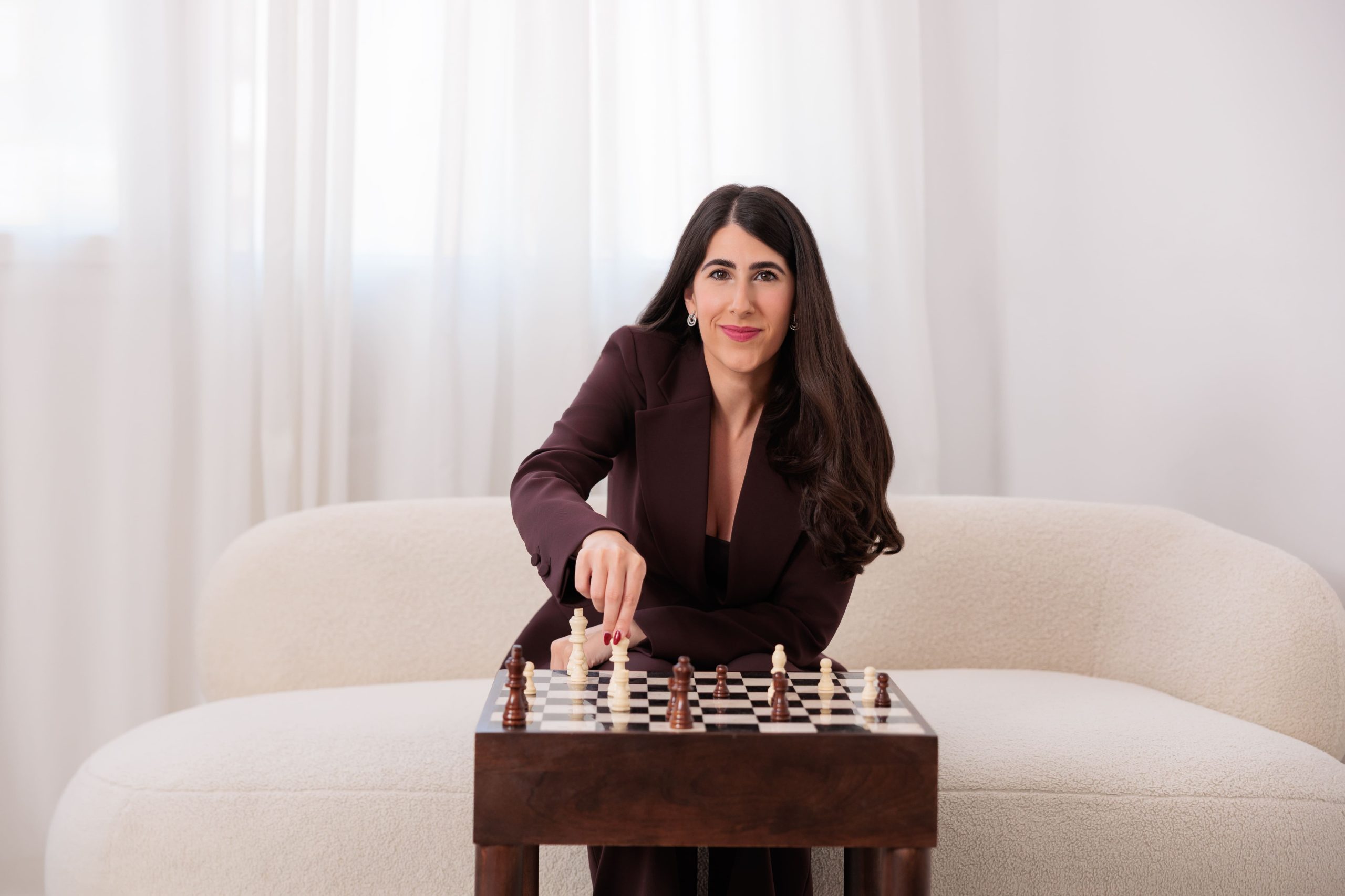 Marta Guiot, mentora de empresarios, moviendo una pieza de ajedrez